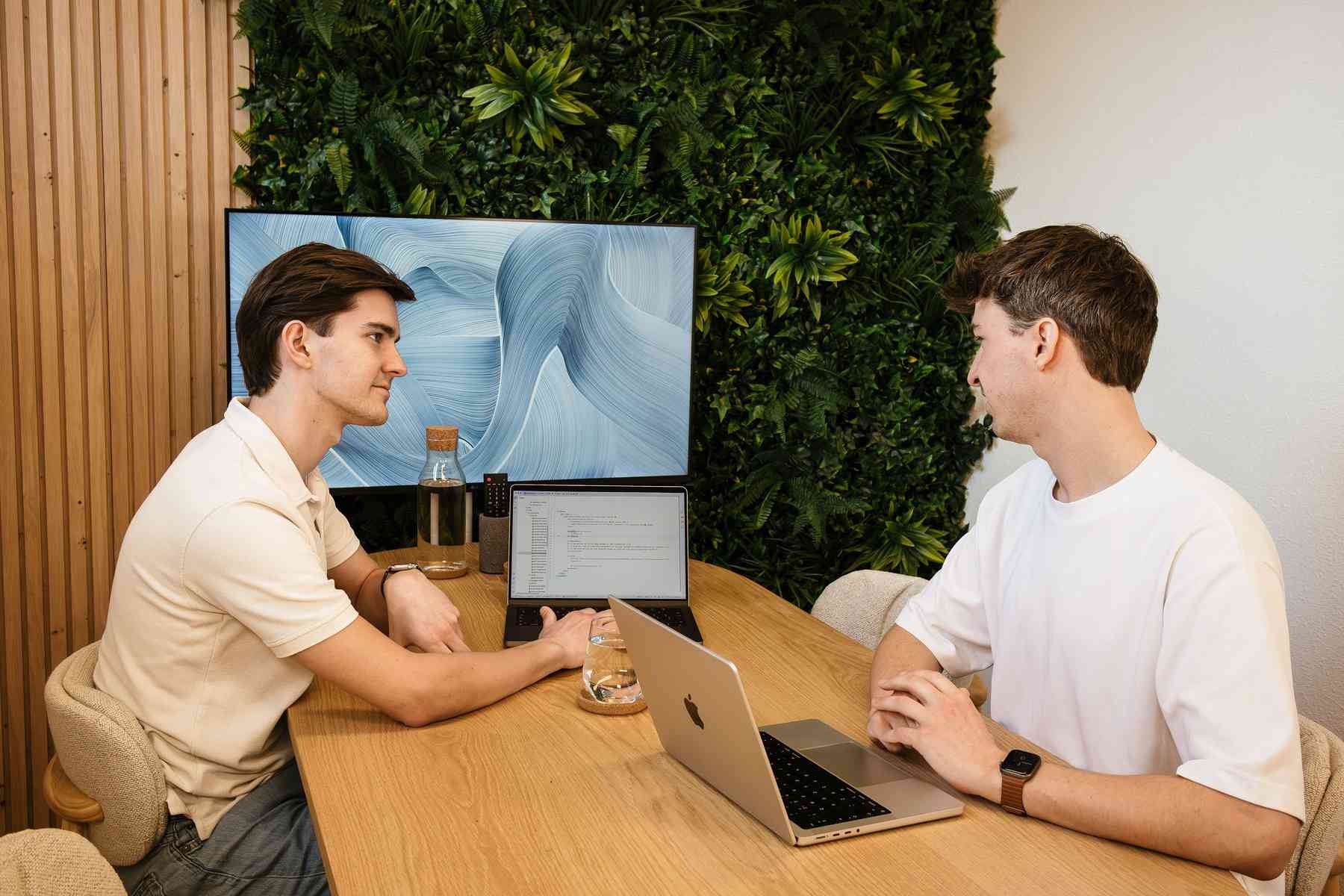 Vergadertafel met laptop