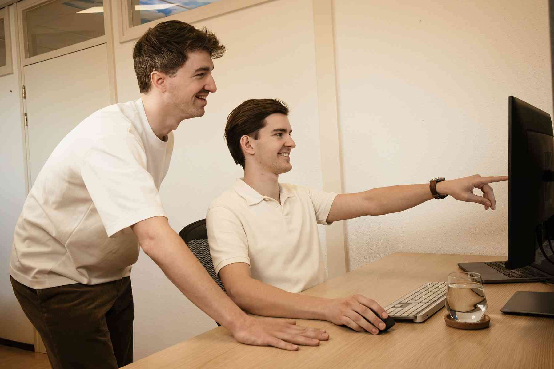 <?php echo e(__(`Luc en Ties achter bureau`)); ?>