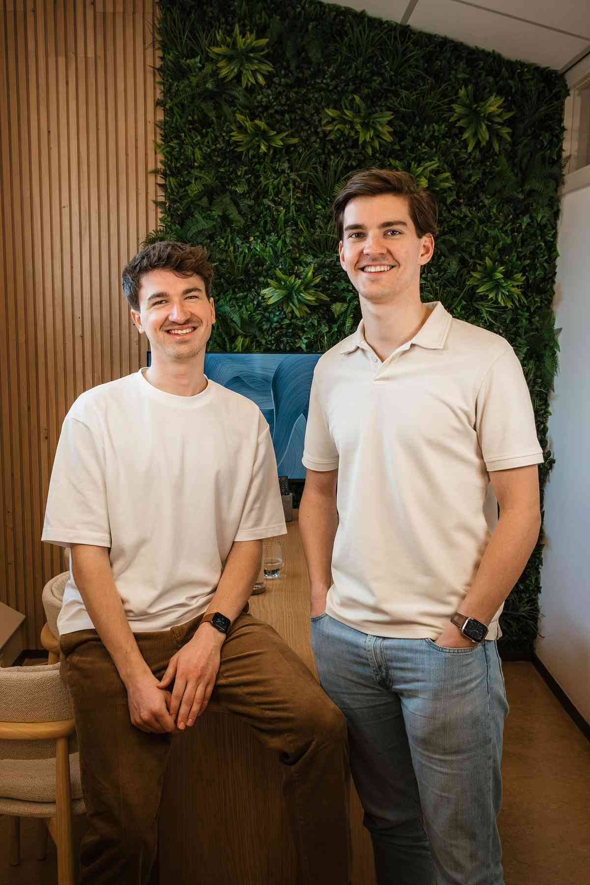 <?php echo e(__(`Luc en Ties bij de tafel`)); ?>