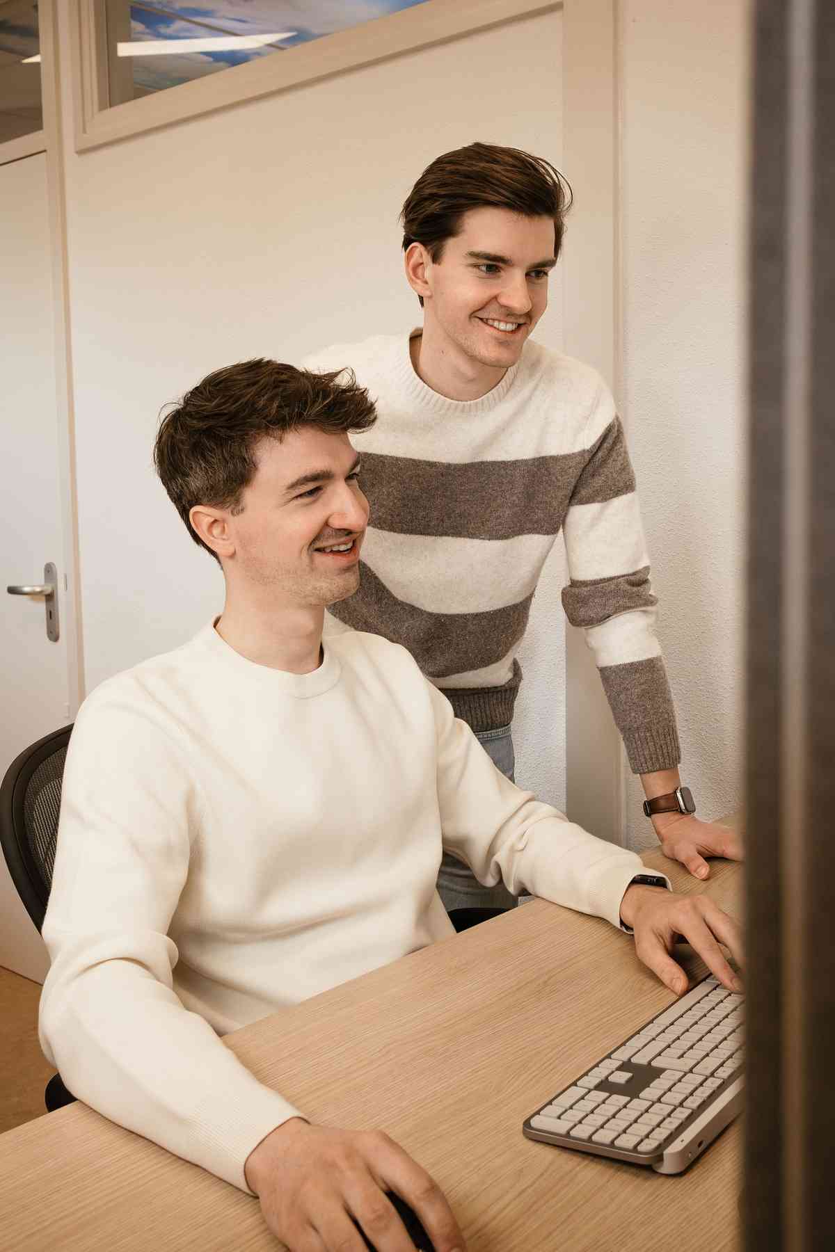 Vergadertafel met laptop