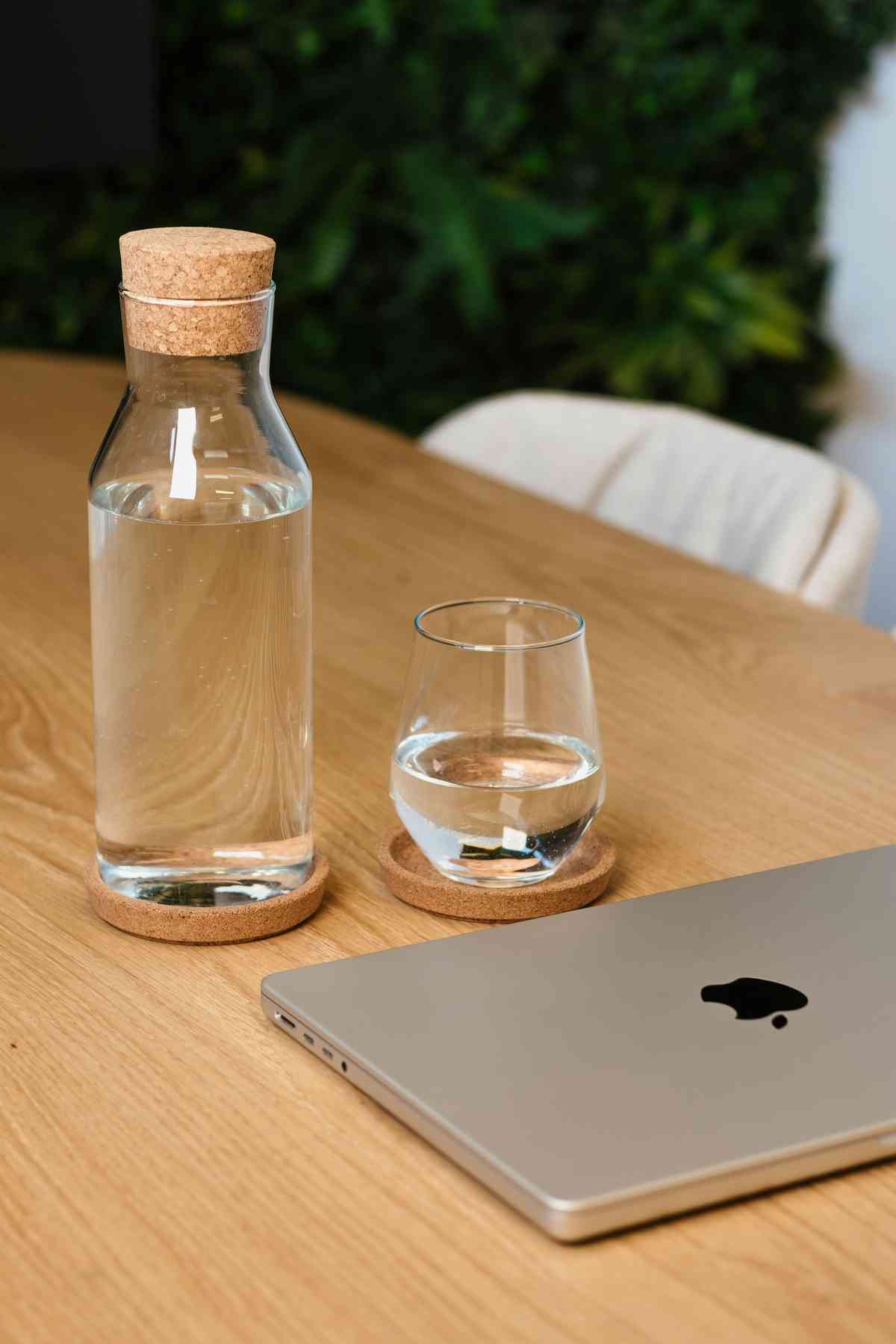 Vergadertafel met een laptop