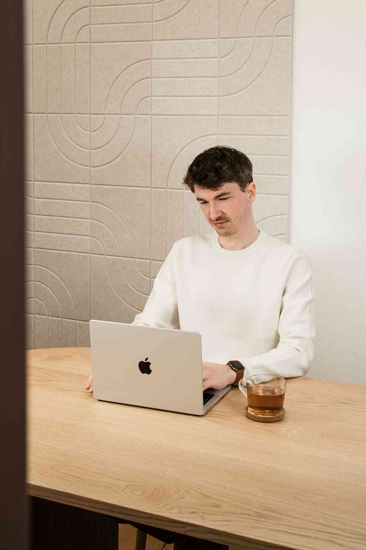 Luc aan vergadertafel